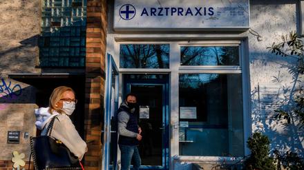 Nicht jeder kann - wie hier in einer Berliner Praxis - auf Sars-CoV-2-Infektion getestet werden, mitunter wird die Diagnose auch nur anhand der Symptome gestellt. Doch solche klinisch diagnostizierten Fälle landen meist nicht in der offiziellen Statistik. 