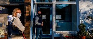 Nicht jeder kann - wie hier in einer Berliner Praxis - auf Sars-CoV-2-Infektion getestet werden, mitunter wird die Diagnose auch nur anhand der Symptome gestellt. Doch solche klinisch diagnostizierten Fälle landen meist nicht in der offiziellen Statistik.