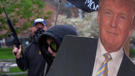 Protest mit Trump und Maschinengewehr vor dem Capitol in Columbus, Ohio. 