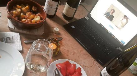Teletrinken: Bei Online-Tastings braucht man nur einen Rechner mit Mikro und Kamera. Der Rest – wie hier bei Ulrich Amling – ist reine Stilfrage.