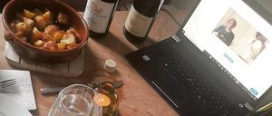 Teletrinken: Bei Online-Tastings braucht man nur einen Rechner mit Mikro und Kamera. Der Rest – wie hier bei Ulrich Amling – ist reine Stilfrage.