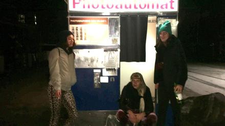 Drei Frauen vor dem Fotoautomaten - „Nur Zoom-Meetings reichen nicht.“