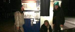 Drei Frauen vor dem Fotoautomaten - „Nur Zoom-Meetings reichen nicht.“