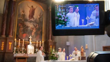 Messe online. Ein Pfarrer überträgt die Ostermesse ins Internet.