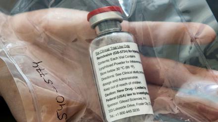 Fläschchen mit dem eigentlich gegen Ebola entwickelten Medikament Remdesivir.