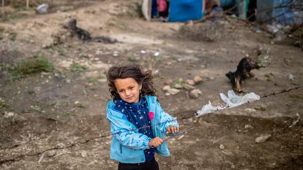 Das kleine Mädchen lebt in einem provisorischen Zeltlager in der Nähe des Camps in Moria.