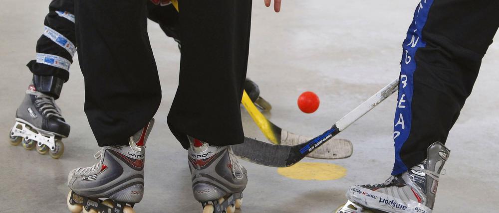 Hockey auf Inlinern in Berlin? Die Steglitz Red Devils machen es möglich.
