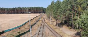 Direkt  am Tesla-Areal (links) vorbei führt ein Anschlussgleis zur Hauptstrecke Berlin-Frankfurt