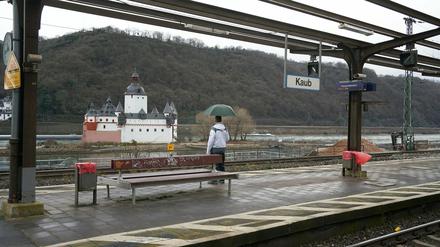 Im Regen. Zwei lange Dachgerippe ohne Dächer lassen am Bahnhof des rheinland-pfälzischen Rhein-Städtchens Kaub wartende Fahrgäste schon seit Jahren im Regen stehen.