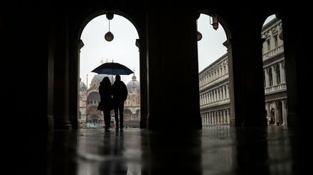 Auf der Suche nach dem geeigneten Schutzschirm: Europa steuert wegen der Coronakrise auf eine schwere Rezession zu.