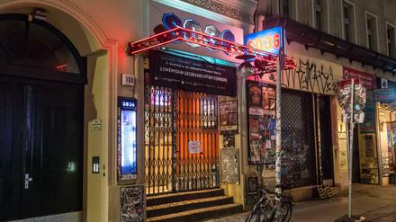 Berlin macht dicht: "Sorry, Punks" steht auf einem Schild des legendären SO36 in Kreuzberg.