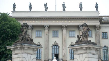 Der Eingang des historischen Hauptgebäudes der Humboldt-Universität zu Berlin.