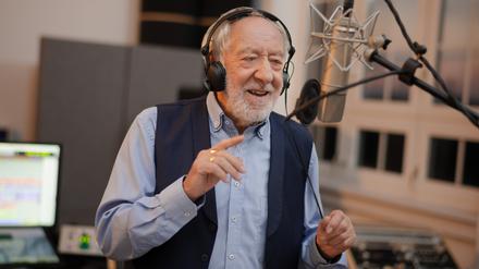 Neues Element. Dieter Hallervorden am Mikro.