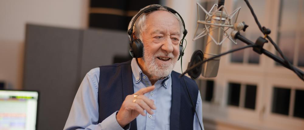 Neues Element. Dieter Hallervorden am Mikro.