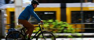 Viele Leute weichen in der Corona-Krise von Bus und Bahn aufs Rad aus.