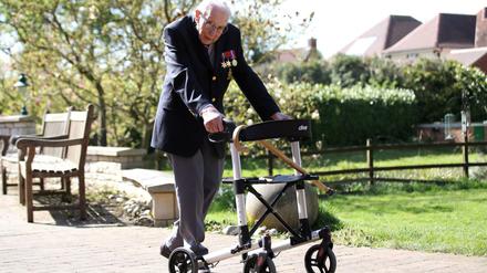 Tom Moore schaffte 100 mühsame Runden mit seinem Rollator.