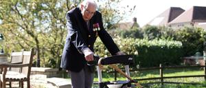 Tom Moore schaffte 100 mühsame Runden mit seinem Rollator.