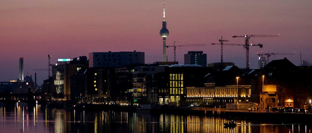 Auch am Abend schön. Die Spree mit dem Fernsehturm.
