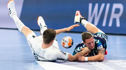 Harter Aufprall. Für Kiels Nikola Bilyk (links) und Berlins Matthias Zachrisson ist die Saison nun beendet.