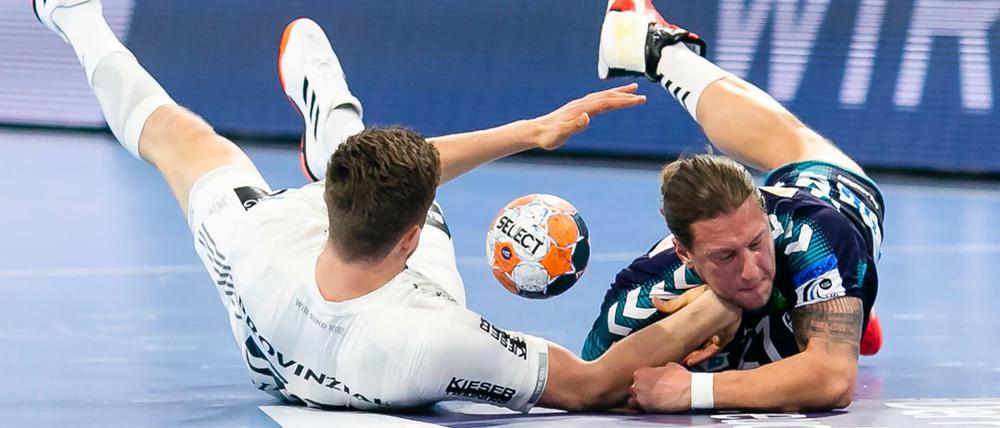 Harter Aufprall. Für Kiels Nikola Bilyk (links) und Berlins Matthias Zachrisson ist die Saison nun beendet.