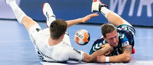 Harter Aufprall. Für Kiels Nikola Bilyk (links) und Berlins Matthias Zachrisson ist die Saison nun beendet.