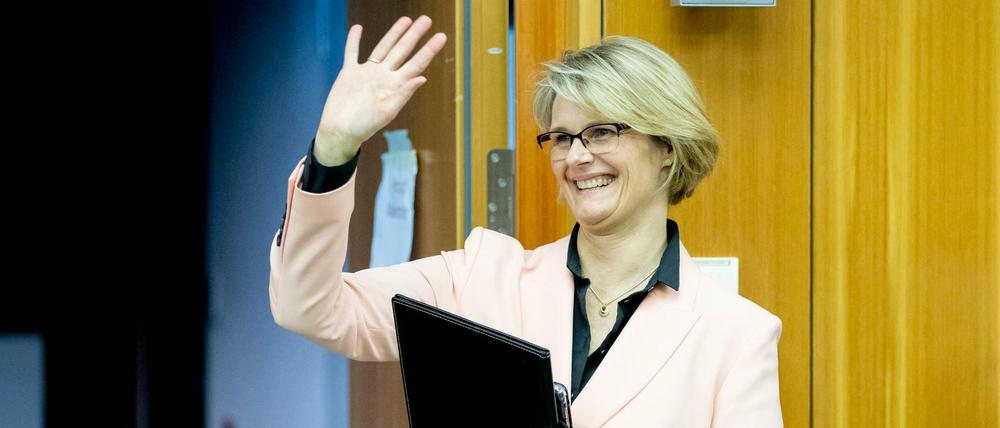 Bei einem Pressetermin winkt Anja Karliczek Teilnehmenden zu.