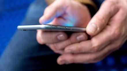 Die Corona-App soll anzeigen, wenn man einem Infizierten zu nahe kommt. 