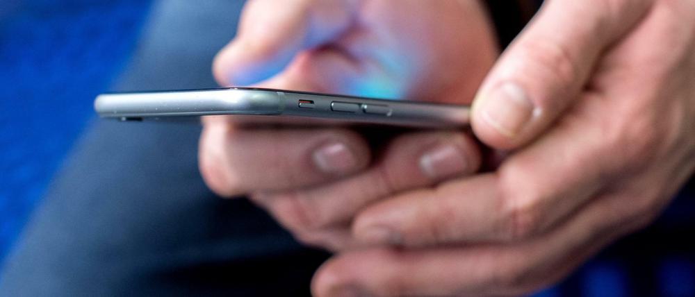 Die Corona-App soll anzeigen, wenn man einem Infizierten zu nahe kommt. 