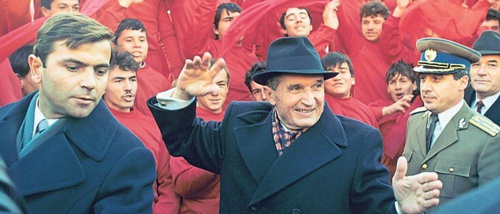 Der rumänische Diktator Ceausescu winkt am 24.11.1989 in die „begeisterte“ Menge.