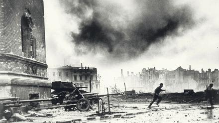  Berlin, 30. April 1945: Sowjetische Truppen rücken gegen das Reichstagsgebäude vor. 