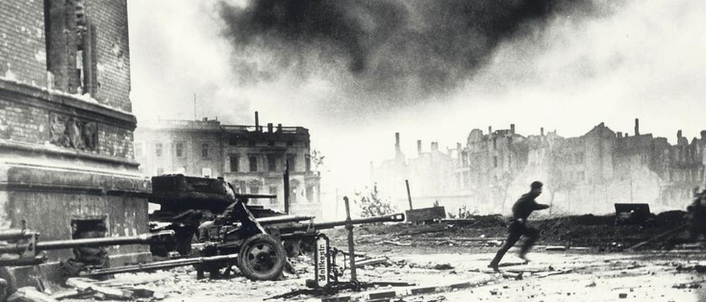 Berlin, 30. April 1945: Sowjetische Truppen rücken gegen das Reichstagsgebäude vor.