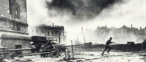  Berlin, 30. April 1945: Sowjetische Truppen rücken gegen das Reichstagsgebäude vor. 