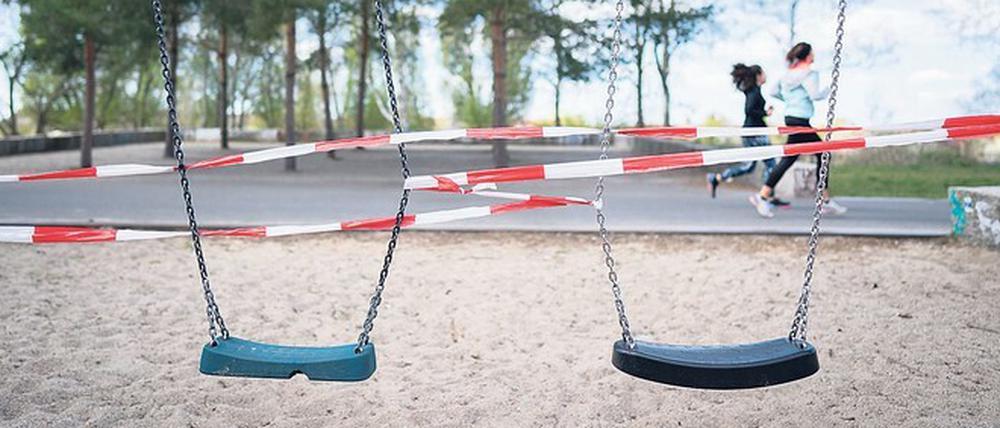 Wegen der Coronavirus-Krise waren Berlins Spielplätze geschlossen worden. Durch die jüngsten Lockerungen rücken diese nun wieder in den Fokus.