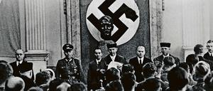 Roland Freisler (M.), Präsident des Volksgerichtshofs Berlin, am 6. August 1944. Freisler verliest das Urteil gegen die Mitglieder des Kreisauer Kreises.