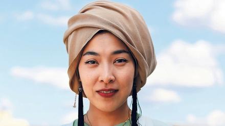 Esra Karakaya wurde 1991 in Berlin geboren. Sie ist Redaktionsleiterin und Moderatorin des „Karakaya-Talk“ im Jugendprogramm funk von ARD und ZDF.