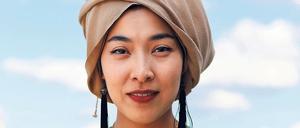 Esra Karakaya wurde 1991 in Berlin geboren. Sie ist Redaktionsleiterin und Moderatorin des „Karakaya-Talk“ im Jugendprogramm funk von ARD und ZDF.