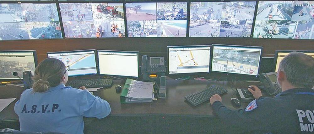 Soziologen warnen vor dem „paranoiden Charakter“. Im Überwachungsraum der Polizei während des Karnevals in Nizza.