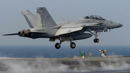 Ein Kampfflugzeug vom Typ F/A-18 Hornet startet vom Fleugzeugträger USS Ronald Reagan vor der Küste von Südkorea. Die Tornado-Flotte der Luftwaffe soll nach einem Vorschlag des Verteidigungsministeriums mit dem Eurofighter sowie F-18-Kampflugzeugen des US-Herstellers Boeing ersetzt werden. 