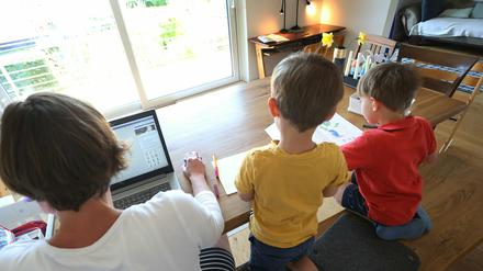 Die Kinderbetreuung bringt derzeit viele Familien an die Belastungsgrenze.