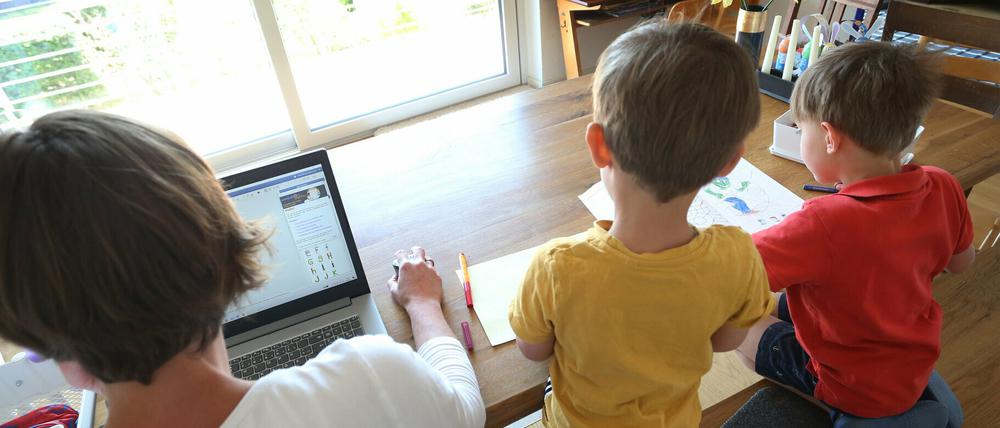 Die Kinderbetreuung bringt derzeit viele Familien an die Belastungsgrenze.