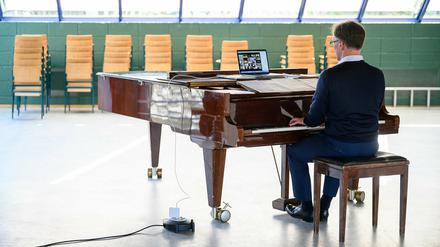Der künstlerische Leiter der Stuttgarter Hymnus-Chorknaben während einer digitalen Chorprobe. 