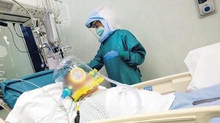 Atemhilfe. Sinkt die Sauerstoffkonzentration im Blut von Covid-19-Patienten bedrohlich, bleibt Ärzten oft nicht anderes übrig, als sie zu intubieren und künstlich zu beatmen. Umstritten ist, wann dafür der richtige Zeitpunkt ist. Foto: Mauro Scrobogna/LaPresse/ZUMA Press/dpa
