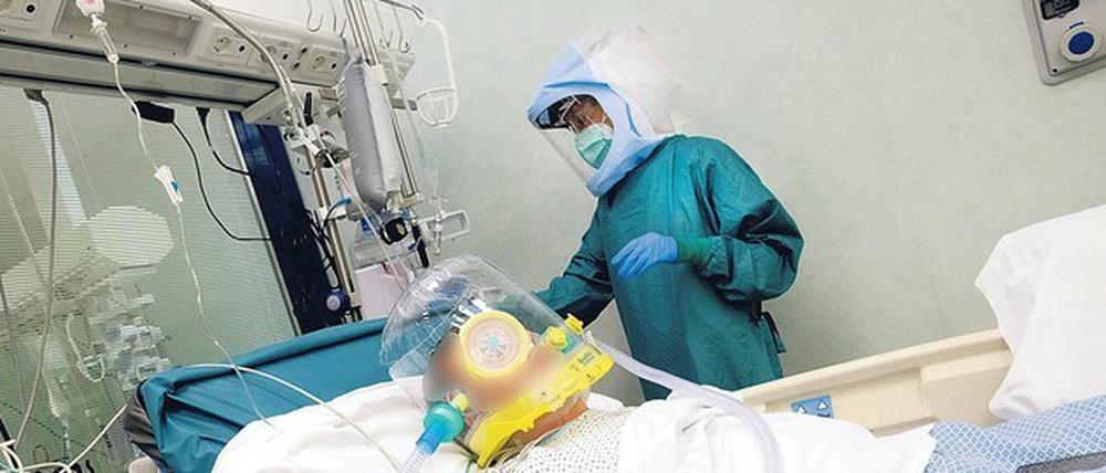 Atemhilfe. Sinkt die Sauerstoffkonzentration im Blut von Covid-19-Patienten bedrohlich, bleibt Ärzten oft nicht anderes übrig, als sie zu intubieren und künstlich zu beatmen. Umstritten ist, wann dafür der richtige Zeitpunkt ist. Foto: Mauro Scrobogna/LaPresse/ZUMA Press/dpa