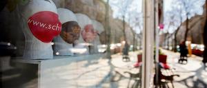 Wer ein bisschen Stoff übrig hat, schwenkt lieber über und verkauft selbstgenähte Masken.