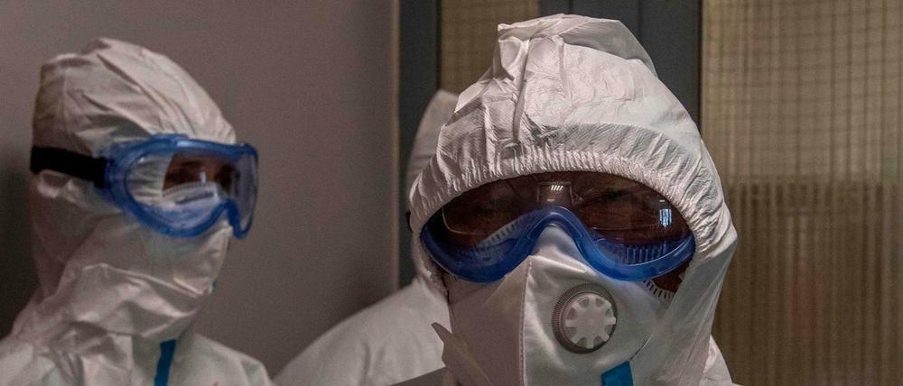 Russische Mediziner betreten die rote Zone zur Behandlung von Covid-19-Patienten in einem Moskauer Krankenhaus. 