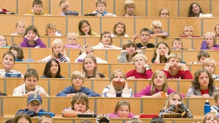 Spätestens in der 4. Klasse werden für die meisten Kinder die Weichen gestellt, ob die Kinderuni eines Tages an die echte Universität führt. 