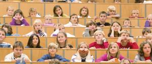 Spätestens in der 4. Klasse werden für die meisten Kinder die Weichen gestellt, ob die Kinderuni eines Tages an die echte Universität führt. 