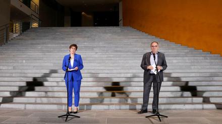 Mit neuen milliardenschweren Hilfen für Arbeitnehmer, Gastronomiebetriebe, Unternehmen und Schulen will die große Koalition die massiven Folgen der Corona-Krise abmildern. 