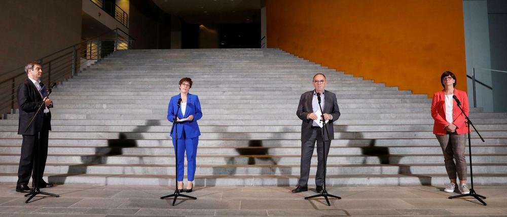 Mit neuen milliardenschweren Hilfen für Arbeitnehmer, Gastronomiebetriebe, Unternehmen und Schulen will die große Koalition die massiven Folgen der Corona-Krise abmildern. 