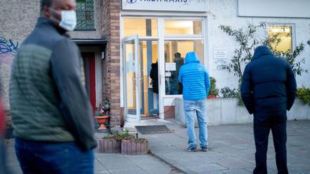 Für die Krankschreibung wieder zum Arzt. Die bisherige Corona-Ausnahmeregelung läuft nächste Woche aus.